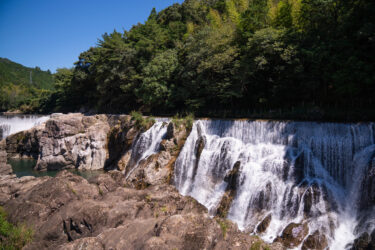 愛知県新城市のナイアガラの滝と呼ばれる長篠堰堤の絶景